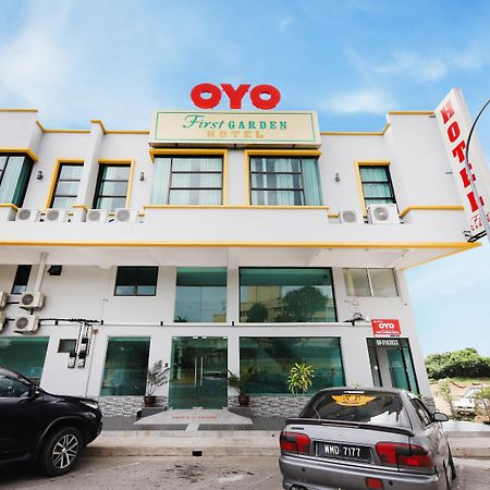 Oyo 44043 First Garden Hotel Kuantan Exteriör bild